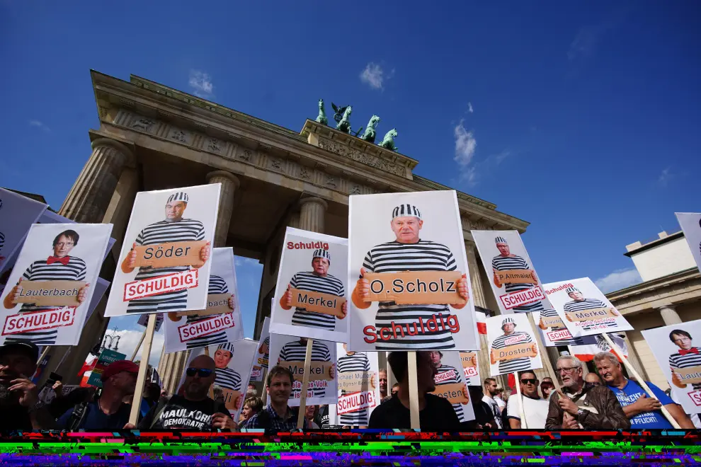Berlin (Germany), 29/08/2020.- Demonstrators hold pictures of dignitaries they hold responsible, in front of the Brandenburg Gate during a protest against coronavirus pandemic regulations in Berlin, Germany, 29 August 2020. The initiative Querdenken 711 and an alliance of right-wing groups have called to protest in Berlin against coronavirus regulations like wearinging face masks. Berlin administrative court and higher administrative court allowed the demonstration to take place under certain requirements. Police announced to stop the demonstration when conditions should were not met. (Protestas, Alemania) EFE/EPA/CLEMENS BILAN Demonstration against social and economic measures by Coronavirus pandemic