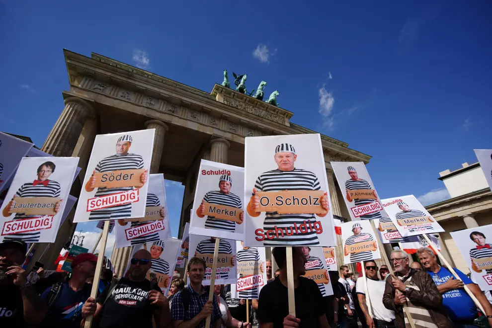 Berlin (Germany), 29/08/2020.- Demonstrators hold pictures of responsible persons in front of Brandenburg Gate, during a protest against coronavirus pandemic regulations in Berlin, Germany, 29 August 2020. The initiative 'Querdenken 711' and an alliance of right wing groups have called to demonstrate against coronavirus regulations like face mask wearing, in Berlin. Meanwhile forbidden, Berlin administrative court and higher administrative court allowed the demonstration to take place under certain requirements. Police announced to stop the demonstration when conditions were not met. (Protestas, Alemania) EFE/EPA/CLEMENS BILAN Demonstration against social and economic measures by Coronavirus pandemic
