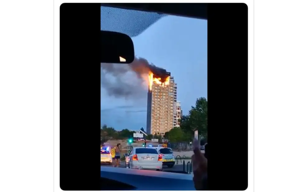 Imagen de un vídeo difundido en Twitter este sábado que muestra el edificio en llamas, en Madrid.