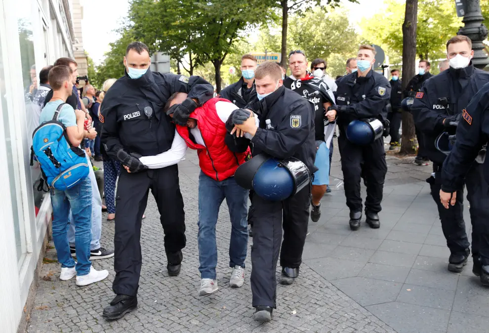 La Policía detiene la manifestación de los negacionistas del coronavirus en Berlín