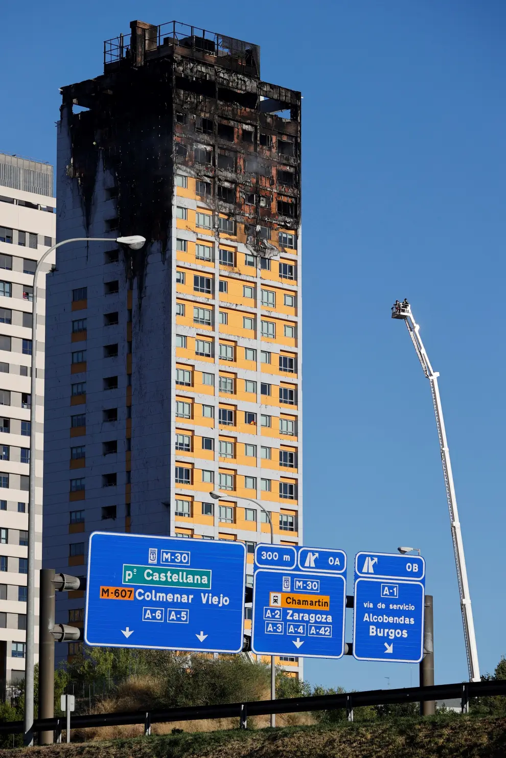 Un gran incendio devora los pisos superiores de una torre del norte de Madrid