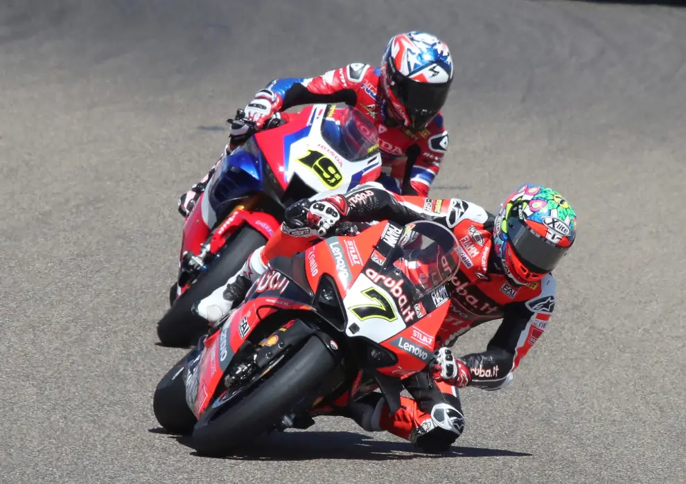 Chaz Davies (7) y Álvaro Bautista (19) durante la carrera de Superbikes celebrada hoy domingo en el circuito turolense de Motorland Alcañiz