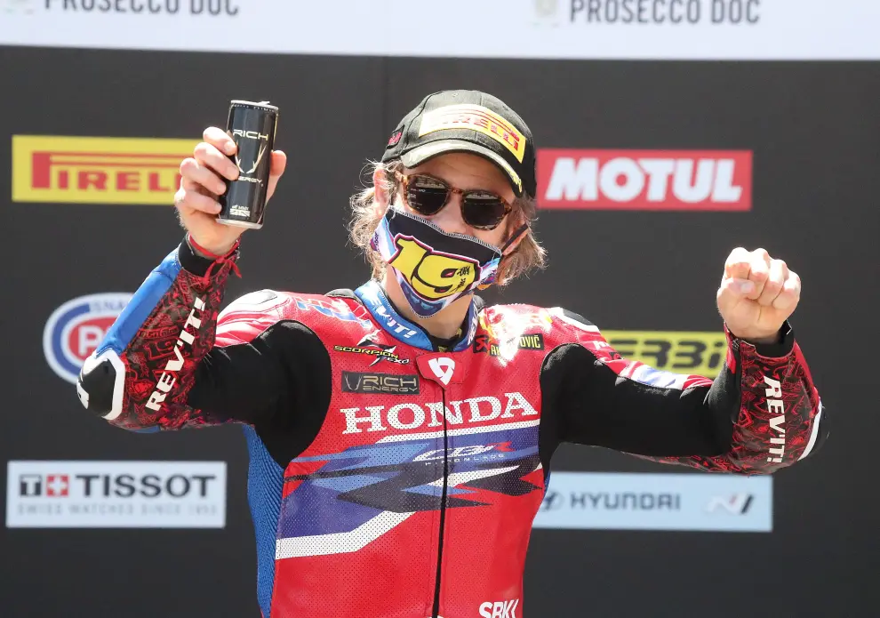 El piloto de Honda Álvaro Bautista celebra su tercer puesto en la carrera de Superbikes celebrada hoy domingo en el circuito turolense de Motorland Alcañiz,