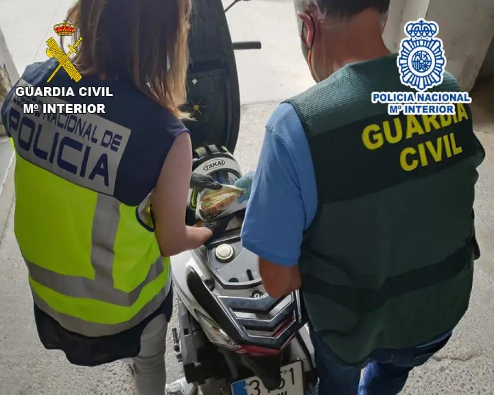 La Guardia Civil y Policía Nacional han llevado a cabo esta operación conjunta contra el narcotráfico, que se ha saldado con seis detenidos (cinco hombres y una mujer) por tráfico de cocaína en Zaragoza y otras provincias de España.