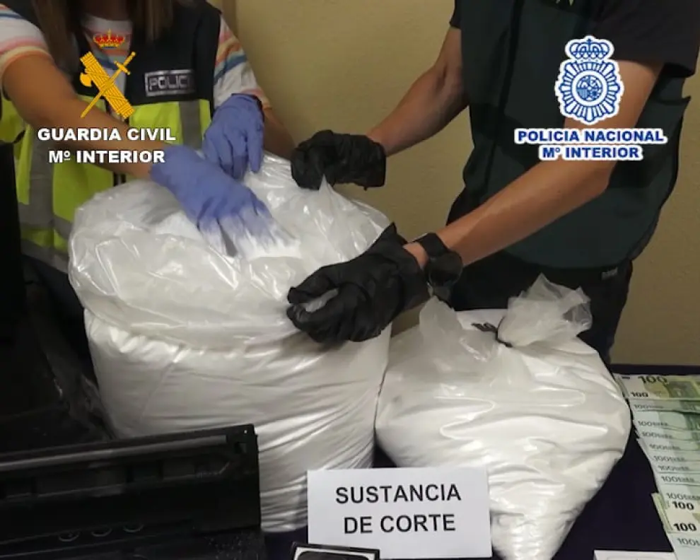 Se han intervenido 1.200 gramos de cocaína, 23 kilogramos de sustancia para adulterar la droga, 150.000 euros en efectivo, 6 vehículos y otros efectos.