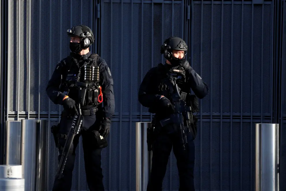 A policeman wearing a protective face mask stands near the courthouse for the opening of the trial of the January 2015 Paris attacks against Charlie Hebdo satirical weekly, a policewoman in Montrouge and the Hyper Cacher kosher supermarket, in Paris, France, Steptember 2, 2020. The trial will take place from September 2 to November 10. REUTERS/Christian Hartmann [[[REUTERS VOCENTO]]] FRANCE-CHARLIEHEBDO/TRIAL