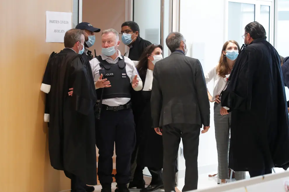 A policeman, wearing a protective face mask, stands in front of the courtroom for the opening of the trial of the January 2015 Paris attacks against Charlie Hebdo satirical weekly, a policewoman in Montrouge and the Hyper Cacher kosher supermarket, at Paris courthouse, France, Steptember 2, 2020. The trial will take place from September 2 to November 10. REUTERS/Charles Platiau [[[REUTERS VOCENTO]]] FRANCE-CHARLIEHEBDO/TRIAL
