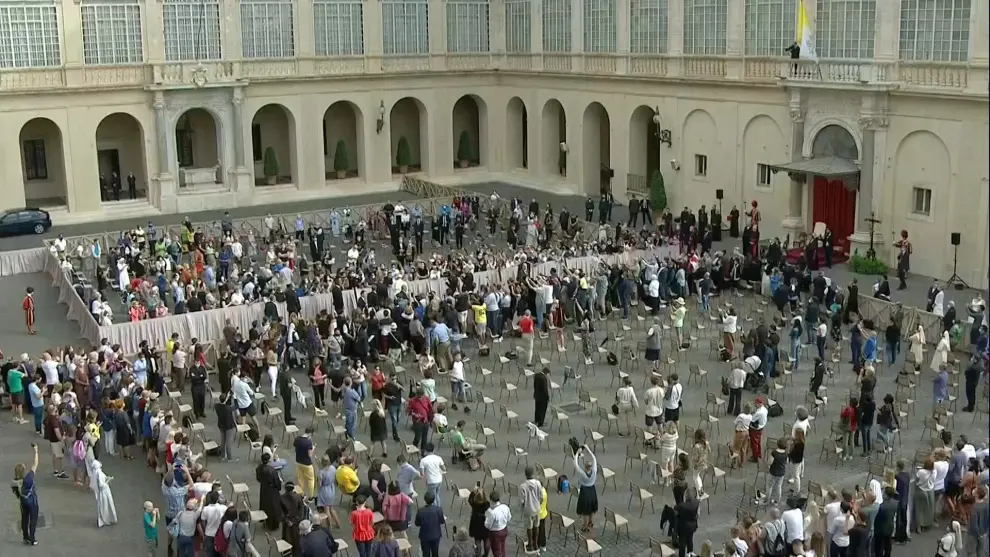 Pope Francis greets people as he arrives for the first weekly general audience to readmit the public since the coronavirus (COVID-19) outbreak in the San Damaso courtyard, in this screengrab taken from video, at the Vatican, September 2, 2020. Vatican Media/Handout via REUTERS ATTENTION EDITORS - THIS IMAGE HAS BEEN SUPPLIED BY A THIRD PARTY. [[[REUTERS VOCENTO]]] HEALTH-CORONAVIRUS/POPE