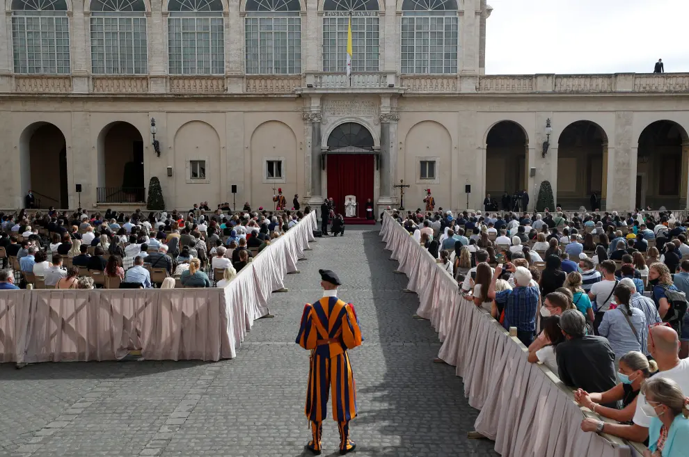Pope Francis holds the first weekly general audience to readmit the public since the coronavirus disease (COVID-19) outbreak, in the San Damaso courtyard, at the Vatican, September 2, 2020. REUTERS/Guglielmo Mangiapane [[[REUTERS VOCENTO]]] HEALTH-CORONAVIRUS/POPE