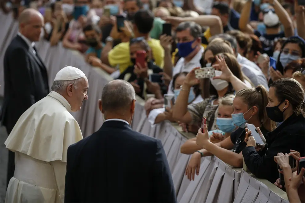 Pope Francis speaks during the first weekly general audience to readmit the public since the coronavirus (COVID-19) outbreak in the San Damaso courtyard, as faithful sit on seats socially distanced from each other, in this screengrab taken from video, at the Vatican, September 2, 2020. Vatican Media/Handout via REUTERS ATTENTION EDITORS - THIS IMAGE HAS BEEN SUPPLIED BY A THIRD PARTY. [[[REUTERS VOCENTO]]] HEALTH-CORONAVIRUS/POPE