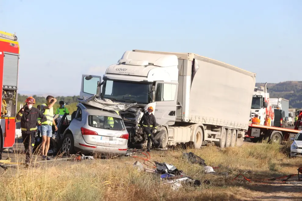 Tres personas han fallecido este jueves en un choque frontal de un camión y un turismo en la A-131, en Chalamera.