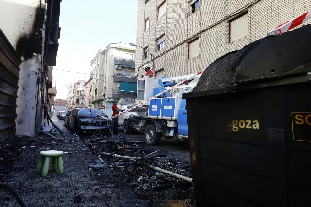 Daños causados por la quema de contenedores en la calle Suiza de Zaragoza.