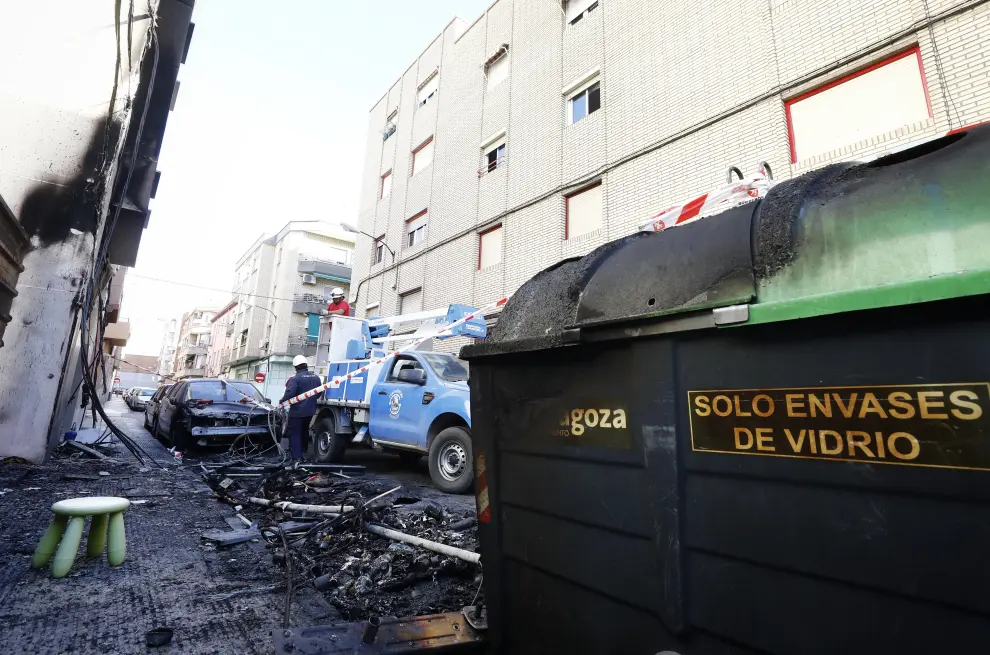 Daños causados por la quema de contenedores en la calle Suiza de Zaragoza.