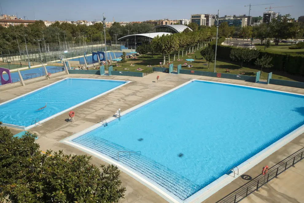 El cierzo también despide la temporada de verano de las piscinas municipales