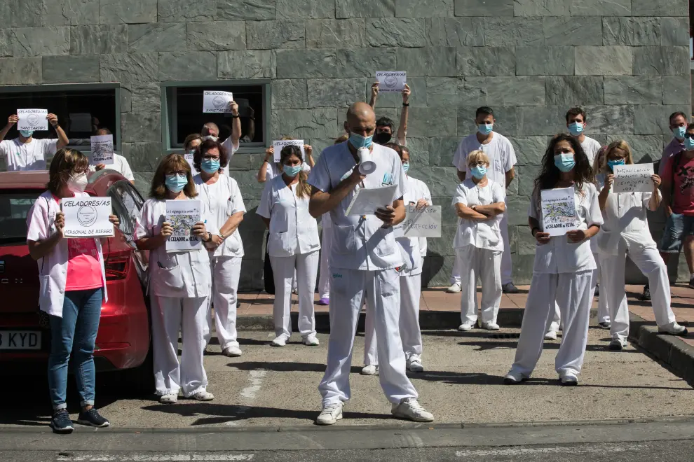 Concentración de celadores a las puertas del hospital Miguel Servet.