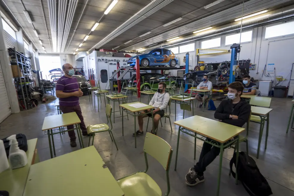 El consejero de Educacion del gobierno de Aragon Felipe Faci visita el instituto de secundaria segundod e Chomon en Teruel en el primer dia de clase de secundaria. foto Sntonio Garcia/Bykofot. 10/09/20 [[[FOTOGRAFOS]]]