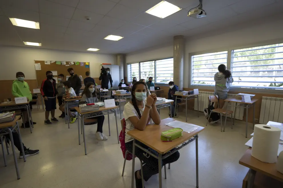 El consejero de Educacion del gobierno de Aragon Felipe Faci visita el instituto de secundaria segundod e Chomon en Teruel en el primer dia de clase de secundaria. foto Sntonio Garcia/Bykofot. 10/09/20 [[[FOTOGRAFOS]]]