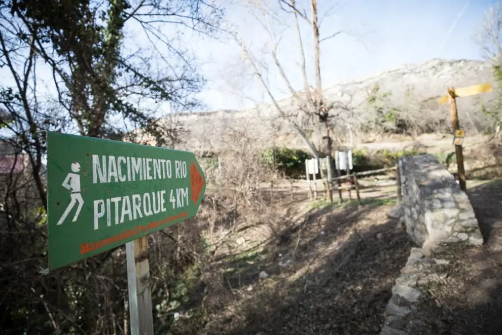 La ruta hasta el nacimiento del río Pitarque trascurre por el GR-8
