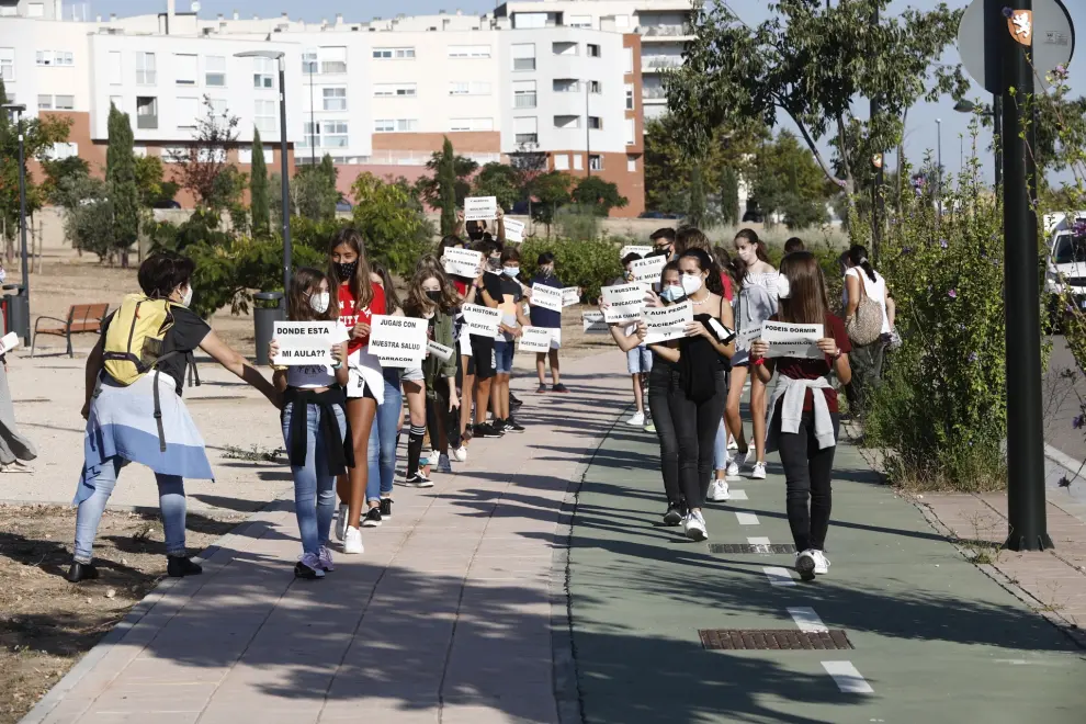 Protesta de los alumnos de Rosales del Canal, que no han podido empezar sus clases porque los barracones aún no se han levantado.