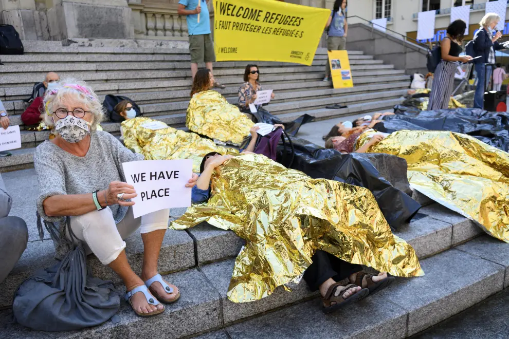 Lausanne (Switzerland), 12/09/2020.- Protesters hold a die-in to protest against the fires that devastated Moria refugee camp on Lesbos, at the Place Saint-Laurent in the city centre of Lausanne, Switzerland, 12 September 2020. The protesters believe that the Swiss government should support Greece and take in migrants stranded on the island of Lesbos. A fire broke out in the overcrowded Moria Refugee Camp early 09 September 2020, destroying large parts of some 13,000 refugees' accommodations. The military camp which serves as a European Union's so-called 'hotspot' was designed to hold some 3,000 people, but has at times been the dwelling of some 20,000 refugees. (Protestas, Incendio, Grecia, Suiza, Estados Unidos) EFE/EPA/LAURENT GILLIERON Protest for Swiss government support to refugees at Moria camp on Lesbos