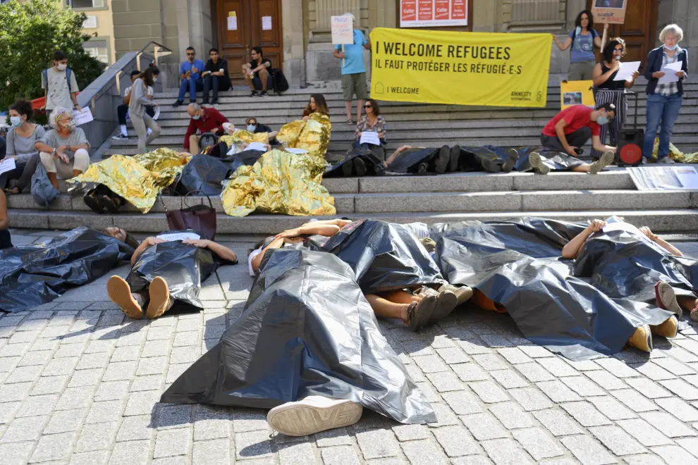 Lausanne (Switzerland), 12/09/2020.- Protesters and the mayor of Lausanne Gregoire Junod (L), hold a die-in to protest against the fires that devastated Moria refugee camp on Lesbos, at the Place Saint-Laurent in the city centre of Lausanne, Switzerland, 12 September 2020. The protesters believe that the Swiss government should support Greece and take in migrants stranded on the island of Lesbos. A fire broke out in the overcrowded Moria Refugee Camp early 09 September 2020, destroying large parts of some 13,000 refugees' accommodations. The military camp which serves as a European Union's so-called 'hotspot' was designed to hold some 3,000 people, but has at times been the dwelling of some 20,000 refugees. (Protestas, Incendio, Grecia, Suiza, Estados Unidos) EFE/EPA/LAURENT GILLIERON Protest for Swiss government support to refugees at Moria camp on Lesbos