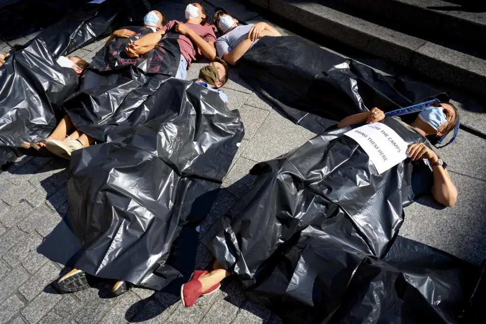 Lausanne (Switzerland), 12/09/2020.- Protesters hold a die-in to protest against the fires that devastated Moria refugee camp on Lesbos, at the Place Saint-Laurent in the city centre of Lausanne, Switzerland, 12 September 2020. The protesters believe that the Swiss government should support Greece and take in migrants stranded on the island of Lesbos. A fire broke out in the overcrowded Moria Refugee Camp early 09 September 2020, destroying large parts of some 13,000 refugees' accommodations. The military camp which serves as a European Union's so-called 'hotspot' was designed to hold some 3,000 people, but has at times been the dwelling of some 20,000 refugees. (Protestas, Incendio, Grecia, Suiza, Estados Unidos) EFE/EPA/LAURENT GILLIERON Protest for Swiss government support to refugees at Moria camp on Lesbos