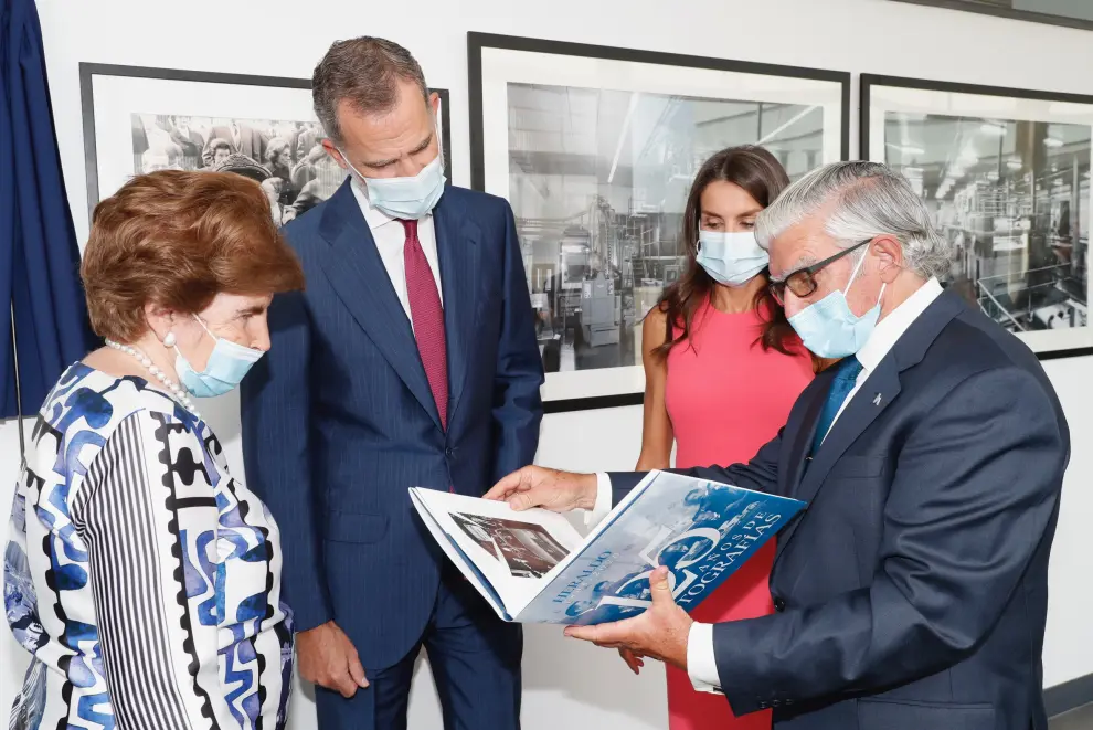 Pilar y Fernando de Yarza muestran a los Reyes el libro '125 años de Fotografía', editado con motivo del aniversario de HERALDO.