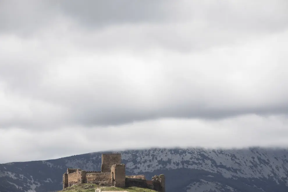 El excursionista puede ver el castillo de Trasmoz en el camino 4.