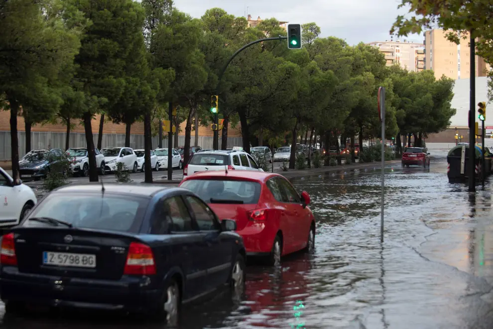 Afecciones al tráfico por la lluvia en la calle Violante de Hungría de Zaragoza