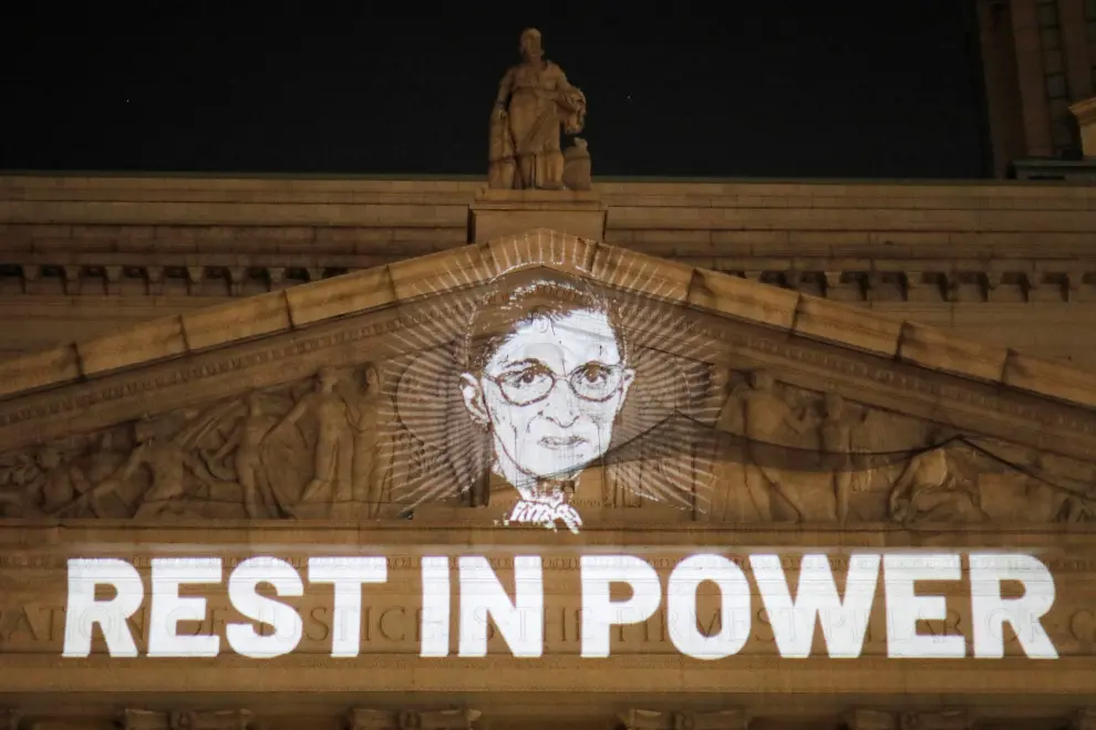 An image of Associate Justice of the Supreme Court of the United States Ruth Bader Ginsburg is projected onto the New York State Civil Supreme Court building in Manhattan, New York City, U.S. after she passed away September 18, 2020. REUTERS/Andrew Kelly [[[REUTERS VOCENTO]]] USA-COURT/GINSBURG