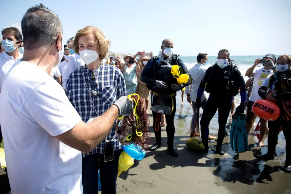 La reina Sofía participa en la limpieza de la playa del Rincón de La Victoria en Málaga