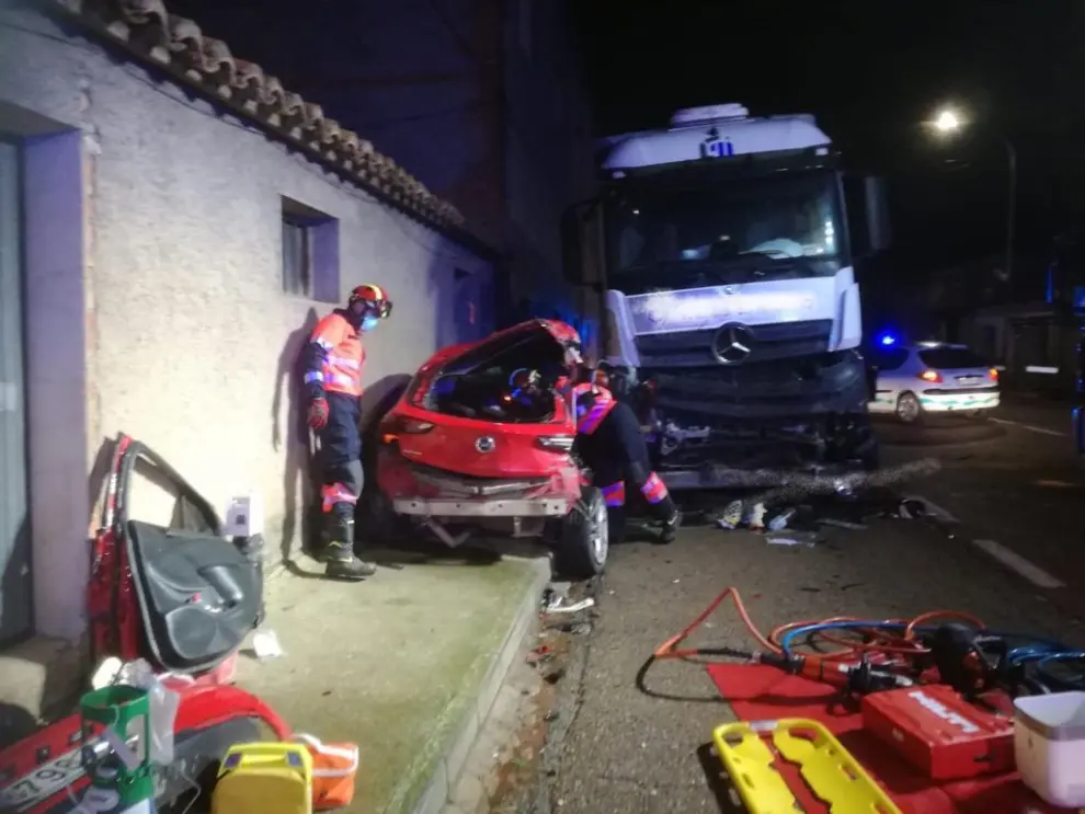Los bomberos excarcelan a dos heridos de gravedad tras chocar contra un camión en Villarquemado
