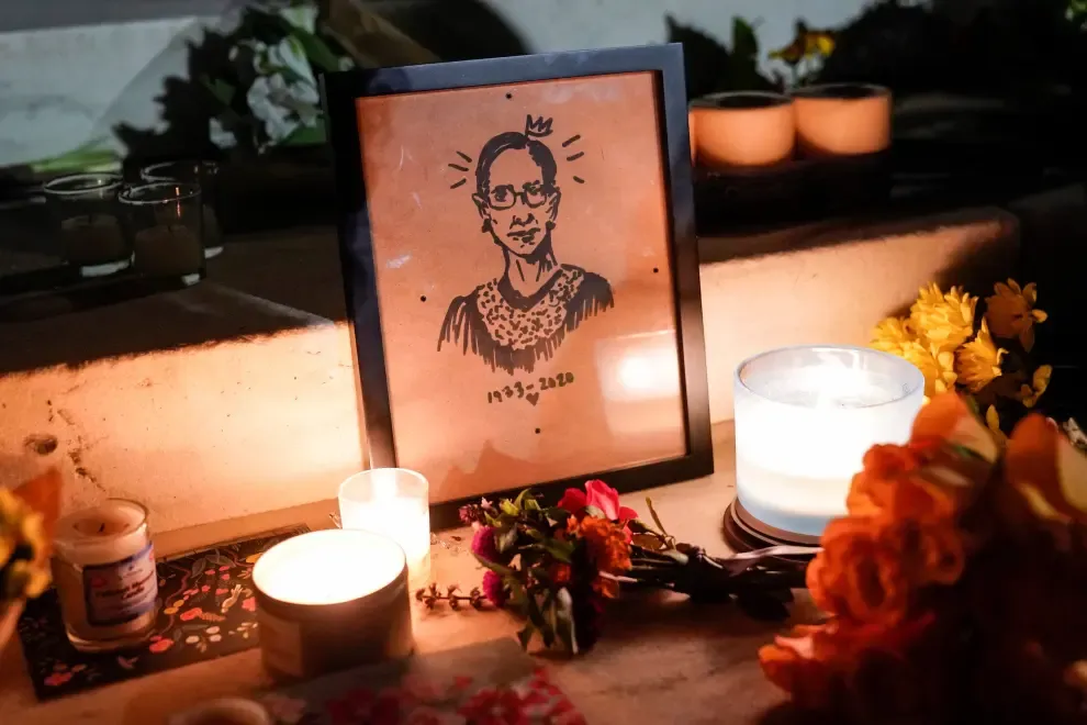 Candles are lit next to pictures of Associate Justice Ruth Bader Ginsburg as people mourn her death at the Supreme Court in Washington, U.S., September 19, 2020.      REUTERS/Joshua Roberts [[[REUTERS VOCENTO]]] USA-COURT/GINSBURG