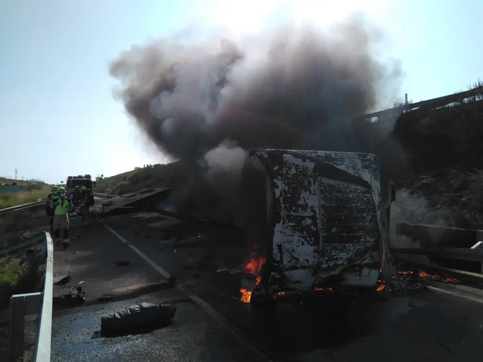 Camión incendiado en la A-2 tras chocar con un coche a la altura de La Muela.