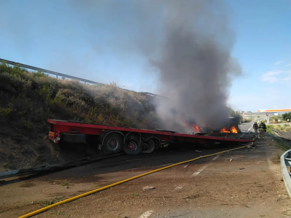Camión incendiado en la A-2 tras chocar con un coche a la altura de La Muela.
