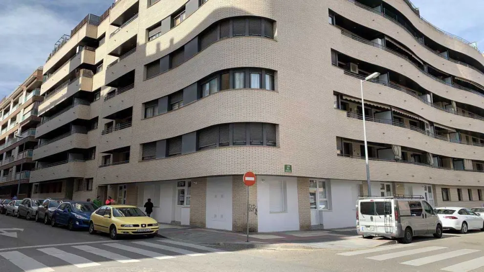 Bajos convertidos en apartamentos en un edificio de Huesca.