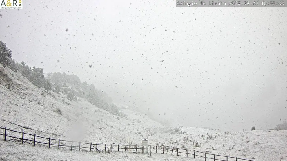 Muchos puntos del Pirineo han amanecido este viernes teñidos de blanco.
