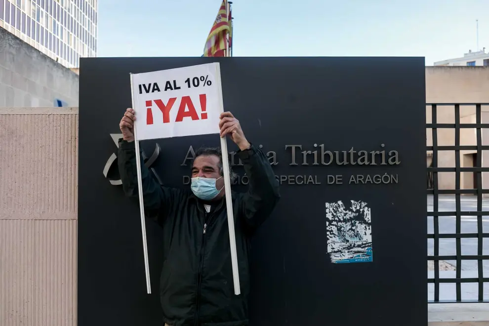 Las peluquerías de la provincia de Zaragoza se han concentrado este lunes para reclamar un IVA "justo", del 10 %, ante el riesgo de cierre de un 42 % de los establecimientos del sector en Aragón, una Comunidad donde el 20 % siguen cerrados por la pandemia de covid-19.
