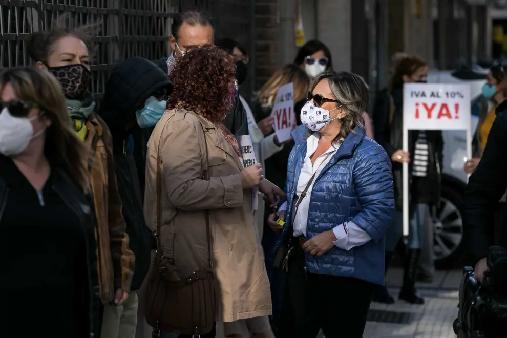 Las peluquerías de la provincia de Zaragoza se han concentrado este lunes para reclamar un IVA "justo", del 10 %, ante el riesgo de cierre de un 42 % de los establecimientos del sector en Aragón, una Comunidad donde el 20 % siguen cerrados por la pandemia de covid-19.
