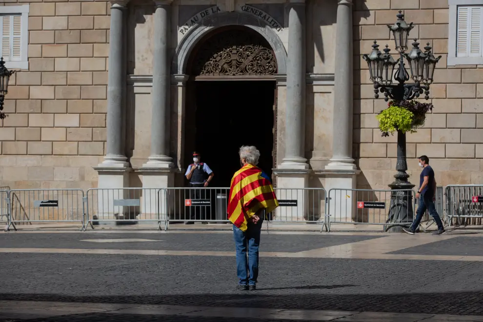 Concentración frente al Palau de la Generalitat tras la inhabilitación de Torra.