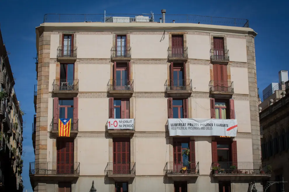 Concentración frente al Palau de la Generalitat tras la inhabilitación de Torra.