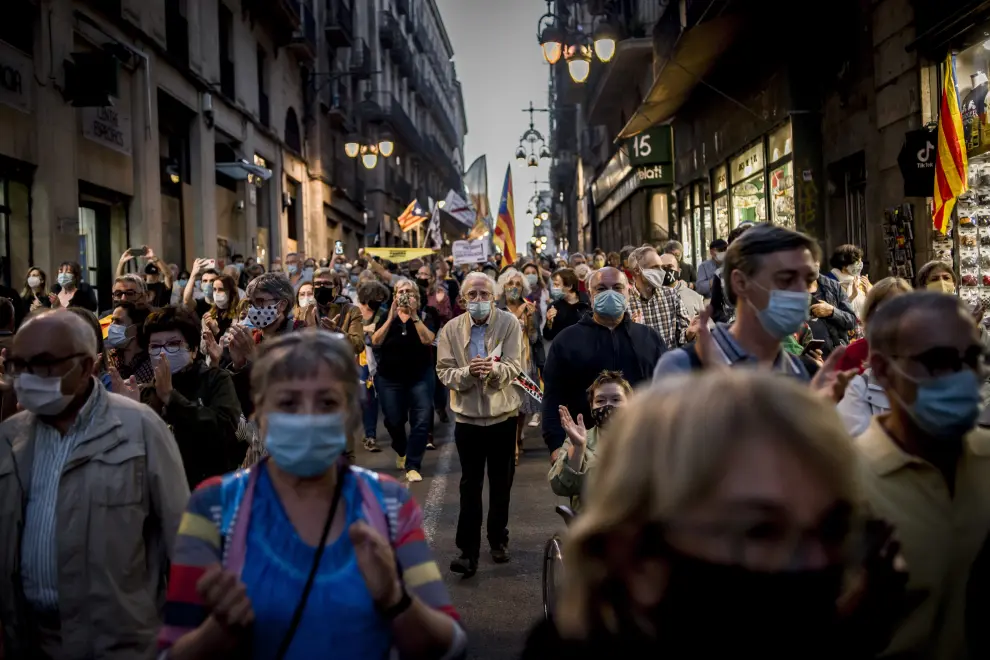 28 September 2020, Spain, Barcelona: A woman wearing a face mask with the yellow ribbon symbol of the Catalan independence movement, raises her fist during a rally against the decision of the Spanish Supreme Court to suspend the Catalan regional president Quim Torra for disobedience. Photo: Jordi Boixareu/ZUMA Wire/dpa28/09/2020 ONLY FOR USE IN SPAIN [[[EP]]] 28 September 2020, Spain, Barcelona: A woman wearing a face mask with the yellow ribbon symbol of the Catalan independence movement, raises her fist during a rally against the decision of the Spanish Supreme Court to suspend the Catalan regional president