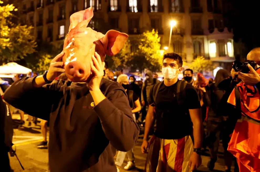 Police officers stand amid pig heads thrown by Catalan separatist supporters, after Spain's Supreme Court upheld Catalan Regional leader Quim Torra an 18-month ban from public office on charges of disobedience, in Barcelona, Spain, September 28, 2020. REUTERS/Nacho Doce [[[REUTERS VOCENTO]]] SPAIN-POLITICS/CATALONIA-PROTESTS