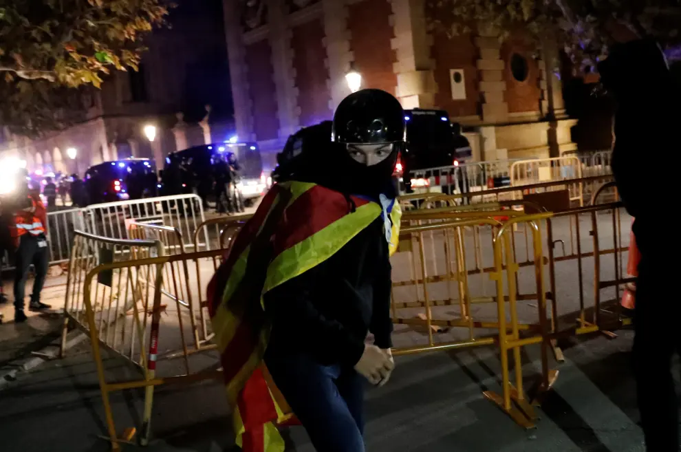 Catalan separatist supporters throw security fences during a protest, after Spain's Supreme Court upheld Catalan Regional leader Quim Torra an 18-month ban from public office on charges of disobedience, in Barcelona, Spain, September 28, 2020. REUTERS/Nacho Doce [[[REUTERS VOCENTO]]] SPAIN-POLITICS/CATALONIA-PROTESTS