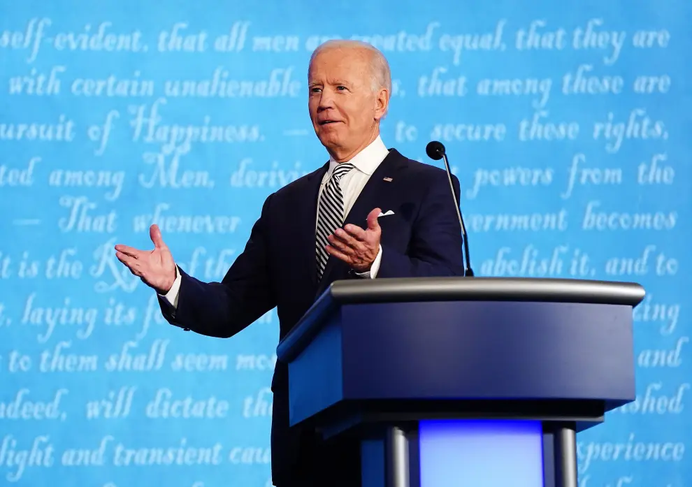 Cleveland (United States), 30/09/2020.- US President Donald J. Trump (L) and Democratic presidential candidate Joe Biden (R) participate in the first 2020 presidential election debate at Samson Pavilion in Cleveland, Ohio, USA, 29 September 2020. The first presidential debate is co-hosted by Case Western Reserve University and the Cleveland Clinic. (Estados Unidos) EFE/EPA/JIM LO SCALZO First 2020 presidential election debate between US President Donald J. Trump and Democratic presidential candidate Joe Biden