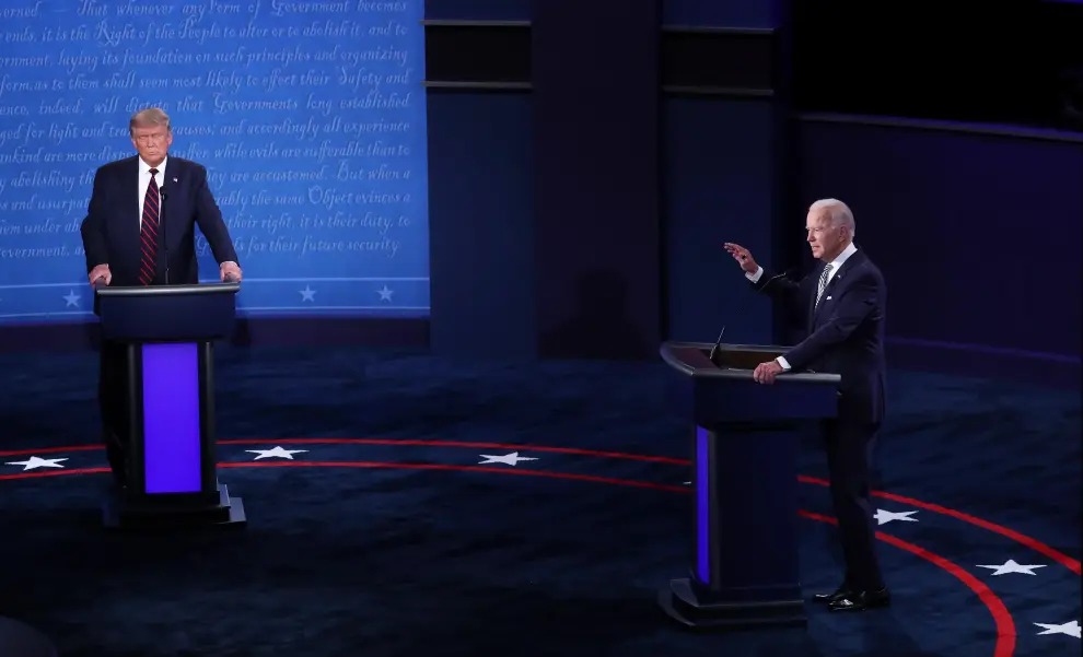 Cleveland (United States), 30/09/2020.- US President Donald J. Trump (L) and Democratic presidential candidate Joe Biden (R) participate in the first 2020 presidential election debate at Samson Pavilion in Cleveland, Ohio, USA, 29 September 2020. The first presidential debate is co-hosted by Case Western Reserve University and the Cleveland Clinic. (Estados Unidos) EFE/EPA/MICHAEL REYNOLDS First 2020 presidential election debate between US President Donald J. Trump and Democratic presidential candidate Joe Biden