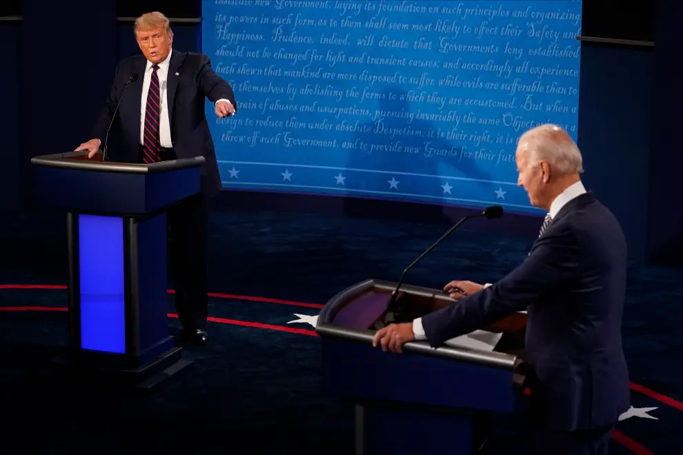 Cleveland (United States), 30/09/2020.- US President Donald Trump and Democratic presidential candidate and former Vice President Joe Biden exchange points during the first Presidential Debate at the Case Western Reserve University and Cleveland Clinic in Cleveland, Ohio, 29 September 2020. It is the first of three scheduled debates between US President Donald Trump and Democratic presidential candidate and former Vice President Joe Biden. (Estados Unidos) EFE/EPA/Morry Gash / POOL First 2020 Presidential Debate
