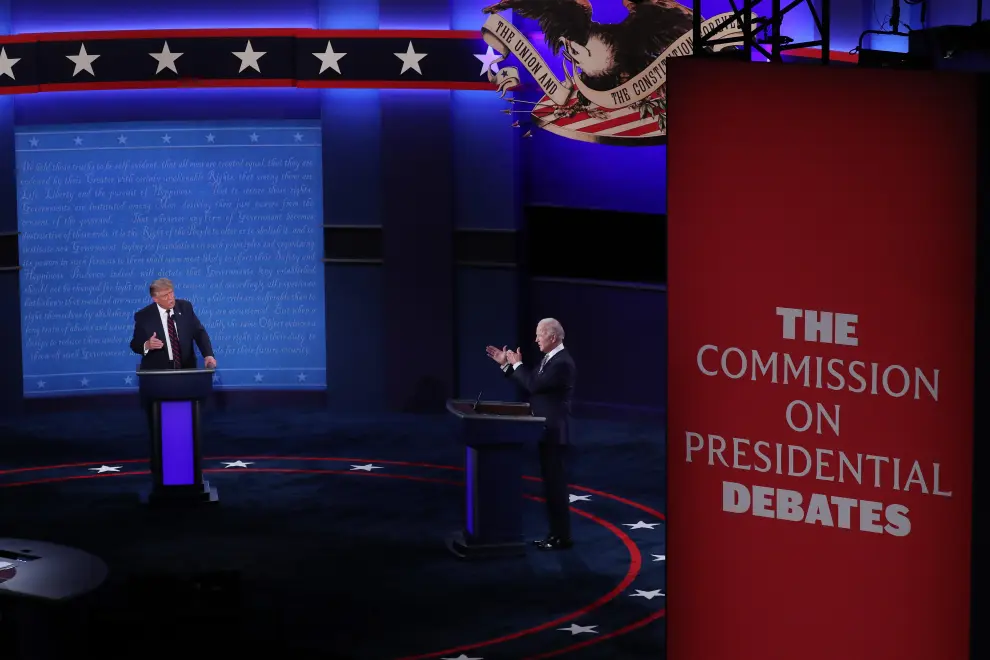 Cleveland (United States), 30/09/2020.- US President Donald Trump listens to Democratic presidential candidate and former Vice President Joe Biden during the first Presidential Debate at the Case Western Reserve University and Cleveland Clinic in Cleveland, Ohio, 29 September 2020. It is the first of three scheduled debates between US President Donald Trump and Democratic presidential candidate and former Vice President Joe Biden. (Estados Unidos) EFE/EPA/Morry Gash / POOL First 2020 Presidential Debate