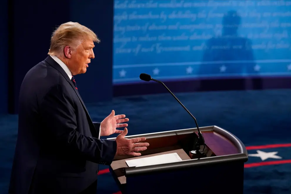 U.S. President Donald Trump and Democratic presidential nominee Joe Biden participate in their first 2020 presidential campaign debate held on the campus of the Cleveland Clinic at Case Western Reserve University in Cleveland, Ohio, U.S., September 29, 2020. REUTERS/Jonathan Ernst [[[REUTERS VOCENTO]]] USA-ELECTION/DEBATE