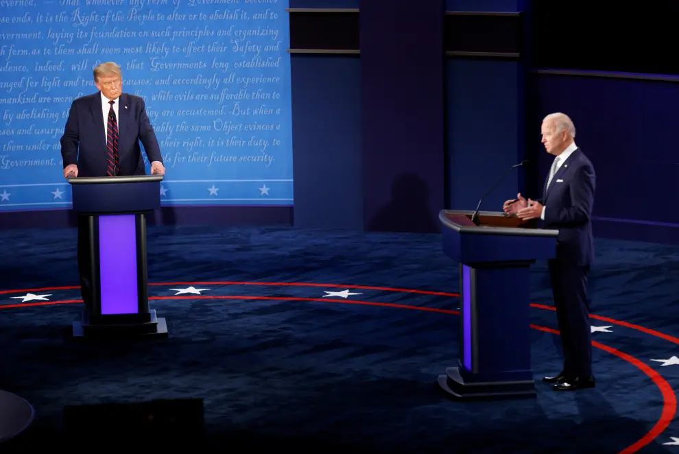 U.S. President Donald Trump and Democratic presidential nominee Joe Biden participate in their first 2020 presidential campaign debate held on the campus of the Cleveland Clinic at Case Western Reserve University in Cleveland, Ohio, U.S., September 29, 2020. REUTERS/Jonathan Ernst [[[REUTERS VOCENTO]]] USA-ELECTION/DEBATE